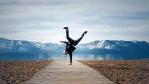 Lara Land Blog - Finding Confidence - handstand by the lakev